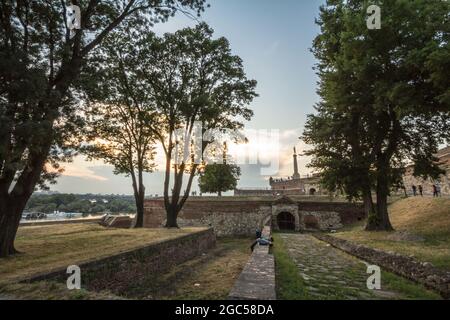 Bild der ikonischen Siegesstatue auf der Festung von Belgrad, Kalemegdan, mit Touristen davor. Auch bekannt als Pobednik oder Viktor Stockfoto