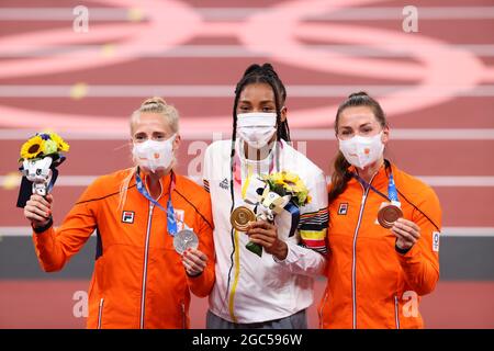 Tokio, Japan. August 2021. Anouk VETTER (NED), Nafissatou THIAM (Bel), Emma OOSTERWEGEL (NED) feiern auf dem Podium Leichtathletik : Frauen-Heptathlon-Medaille bei den Olympischen Spielen in Tokio 2020 im Nationalstadion in Tokio, Japan . Kredit: YUTAKA/AFLO SPORT/Alamy Live Nachrichten Stockfoto