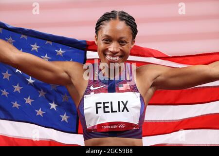 Tokio, Japan. August 2021. Allyson Felix (USA) feiert den Gewinn ihrer zehnten olympischen Medaille Leichtathletik : 400-m-Finale der Frauen während der Olympischen Spiele in Tokio 2020 im Nationalstadion in Tokio, Japan . Kredit: YUTAKA/AFLO SPORT/Alamy Live Nachrichten Stockfoto