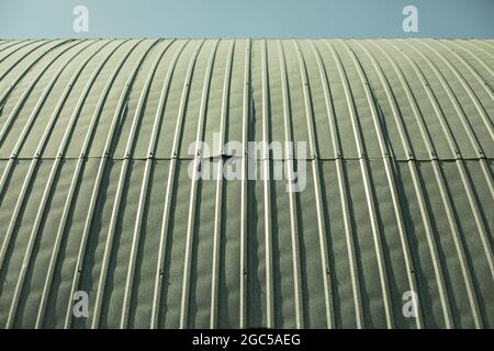 Hangardach aus Edelstahl. Gewölbtes Dach einer Metallkonstruktion. Industriegebäude im Detail. Stockfoto