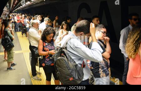 Pendler, die am Bahnhof Garibaldi in Neapel, Italien, auf den U-Bahn-Zug warten. Stockfoto