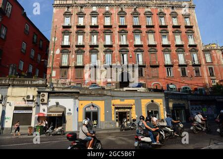 Ein schönes altes Gebäude am Piazza Museo in Neapel, Italien. Stockfoto