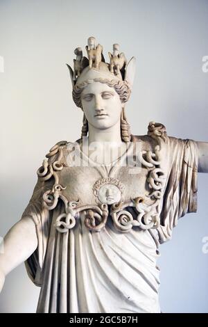 Statue der Athene aus Rom, so genannte Farnese Athene. Nationales Archäologisches Museum von Neapel, Italien. Stockfoto