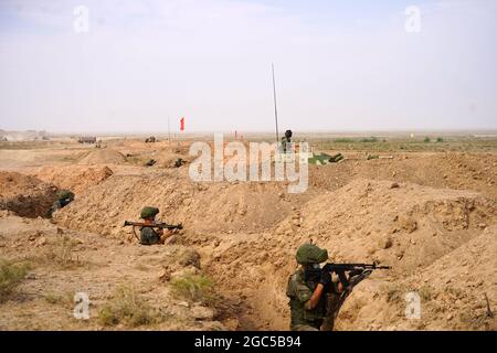 Yinchuan. August 2021. Russische Militärangehörige führen am 6. August 2021 eine adaptive Ausbildung für eine gemeinsame militärische Übung durch. Vom 9. Bis 13. August wird eine gemeinsame militärische Übung der chinesischen und russischen Armee auf einem Ausbildungsstützpunkt der Volksbefreiungsarmee (VBA) in der Autonomen Region Ningxia Hui im Nordwesten Chinas stattfinden. Quelle: Ding Kai/Xinhua/Alamy Live News Stockfoto