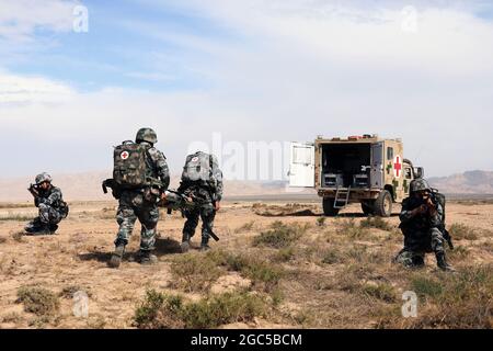 Yinchuan. August 2021. Militärpersonal führt am 4. August 2021 eine adaptive Ausbildung für eine gemeinsame militärische Übung durch. Vom 9. Bis 13. August wird eine gemeinsame militärische Übung der chinesischen und russischen Armee auf einem Ausbildungsstützpunkt der Volksbefreiungsarmee (VBA) in der Autonomen Region Ningxia Hui im Nordwesten Chinas stattfinden. Quelle: Wei Kunxiang/Xinhua/Alamy Live News Stockfoto