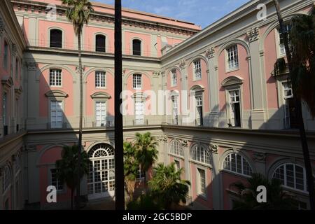 Ein Innenhof im nationalen archäologischen Museum in Neapel, Italien. Stockfoto