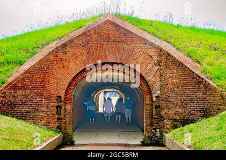 Besucher spazieren durch den posternen Tunnel in Fort Morgan, 31. Juli 2021, in Gulf Shores, Alabama. Der Tunnel ist von Gletschern umgeben. Stockfoto