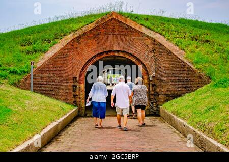 Besucher betreten den postlangen Tunnel in Fort Morgan, 31. Juli 2021, in Gulf Shores, Alabama. Der Tunnel ist von den Gletschern umgeben, einem abfallenden Hügel. Stockfoto