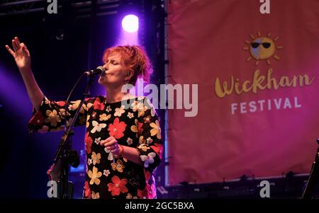 Wickham, Hampshire, 6. August, schottischer Singer-Songwriter und ehemalige Frontfrau von Fairground Attraction, Sadenia 'Eddi' Reader, die live auf der Bühne beim Wickham Festival, Wickham, Fareham, Hampshire, Großbritannien aufgeführt wird Credit: Dawn Fletcher-Park/Alamy Live News Stockfoto