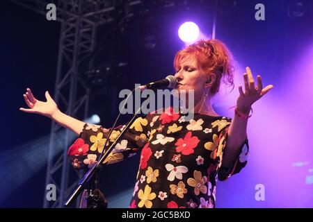 Wickham, Hampshire, 6. August, schottischer Singer-Songwriter und ehemalige Frontfrau von Fairground Attraction, Sadenia 'Eddi' Reader, die live auf der Bühne beim Wickham Festival, Wickham, Fareham, Hampshire, Großbritannien aufgeführt wird Credit: Dawn Fletcher-Park/Alamy Live News Stockfoto