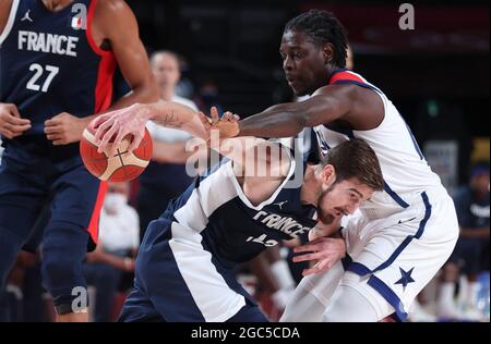 Saitama, Japan. August 2021. Nando de Colo (vorne, L) aus Frankreich tritt beim Basketball-Finale der Männer zwischen den Vereinigten Staaten und Frankreich bei den Olympischen Spielen 2020 in Tokio in Saitama, Japan, am 7. August 2021 an. Quelle: Pan Yulong/Xinhua/Alamy Live News Stockfoto