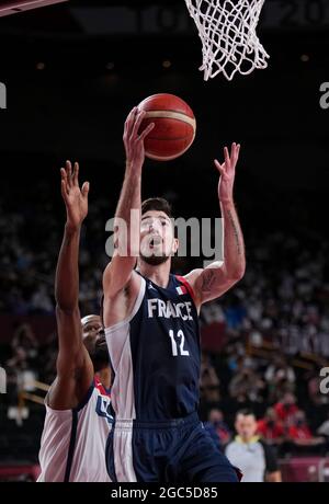 Saitama, Japan. August 2021. Nando de Colo (R) aus Frankreich legt beim Basketball-Finale der Männer zwischen den Vereinigten Staaten und Frankreich bei den Olympischen Spielen 2020 in Tokio in Saitama, Japan, am 7. August 2021 eine Pause ein. Quelle: Meng Yongmin/Xinhua/Alamy Live News Stockfoto