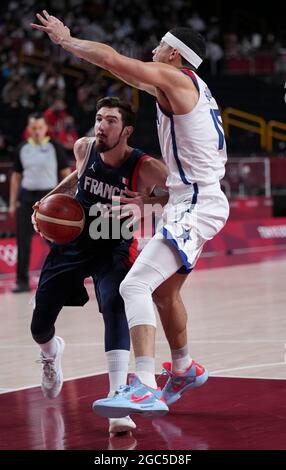 Saitama, Japan. August 2021. Nando de Colo (L) aus Frankreich konkurriert mit Devin Booker aus den Vereinigten Staaten während des Männer-Basketball-Finales zwischen den Vereinigten Staaten und Frankreich bei den Olympischen Spielen 2020 in Tokio in Saitama, Japan, am 7. August 2021. Quelle: Meng Yongmin/Xinhua/Alamy Live News Stockfoto