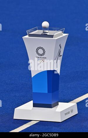 Tokio, Japan. August 2021. Damen Hockey. Oi Hockey Stadium. 1-19. 4chome. Yashio. Shinagawa-ku. Tokio. Der Matchball auf seinem Präsentationsplint/Ständer. Kredit Garry Bowden/Sport in Pictures/Alamy live News Kredit: Sport in Pictures/Alamy Live News Stockfoto