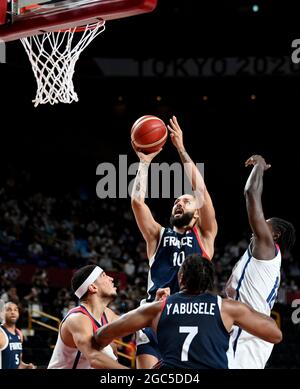 Saitama, Japan. August 2021. Basketball: Olympische Spiele, Frankreich - USA, Finalrunde, Finale in der Saitama Super Arena. Evan Fournier (oben) aus Frankreich in Aktion. Quelle: Swen Pförtner/dpa/Alamy Live News Stockfoto