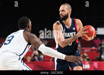 Saitama, Japan. August 2021. Basketball: Olympische Spiele, Frankreich - USA, Finalrunde, Finale in der Saitama Super Arena. Evan Fournier (r) aus Frankreich und Bam Adebayo aus den USA. Quelle: Swen Pförtner/dpa/Alamy Live News Stockfoto