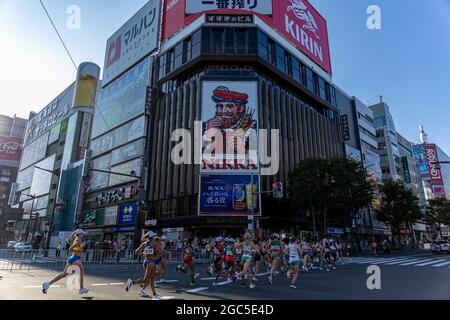 Sapporo, Japan. August 2021. Die Läufer passieren das Susukino-Vergnügungsviertel in der Innenstadt von Sapporo Leichtathletik: Frauen-Marathon während der Olympischen Spiele 2020 in Tokio im Sapporo Odori Park in Sapporo, Japan. Kredit: Takeshi Nishimoto/AFLO SPORT/Alamy Live Nachrichten Stockfoto