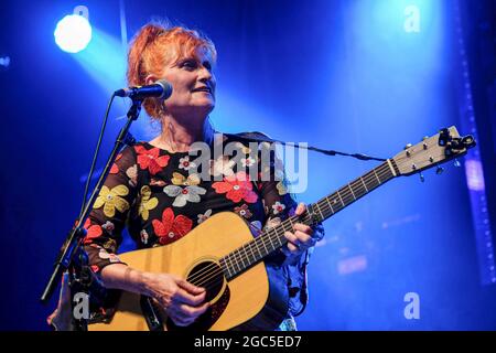 Wickham, Großbritannien. August 2021. Der schottische Singer-Songwriter und MBE Sadenia 'Eddi' Reader, ehemalige Frontfrau der Folk-Gruppe Fairground Attraction und Träger von drei Brit Awards, tritt beim Wickham Festival in Hampshire live auf. Kredit: SOPA Images Limited/Alamy Live Nachrichten Stockfoto