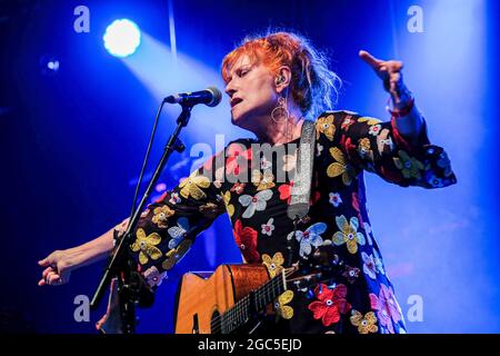 Wickham, Großbritannien. August 2021. Der schottische Singer-Songwriter und MBE Sadenia 'Eddi' Reader, ehemalige Frontfrau der Folk-Gruppe Fairground Attraction und Träger von drei Brit Awards, tritt beim Wickham Festival in Hampshire live auf. (Foto von Dawn Fletcher-Park/SOPA Images/Sipa USA) Quelle: SIPA USA/Alamy Live News Stockfoto