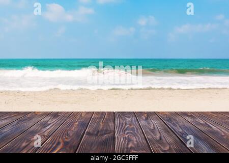 Plank Holztisch vor Meer oder Ozean Sand Strand Hintergrund extreme Nahaufnahme. 3d-Rendering Stockfoto