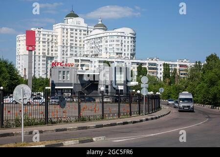 Belgorod, Russland - 08. Juli 2021: Blick auf Wohngebäude im Zentrum von Belgorod Stockfoto