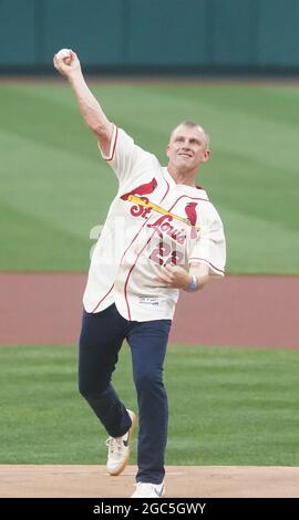 St. Louis, USA. August 2021. Ehemalige St. Louis Cardinals Shortstop David Eckstein, wirft eine zeremonielle erste Seillänge vor dem Start der Kansas City Royals-St. Baseballspiel der Louis Cardinals im Busch Stadium in St. Louis am Freitag, den 6. August 2021. Foto von Bill Greenblatt/UPI Credit: UPI/Alamy Live News Stockfoto