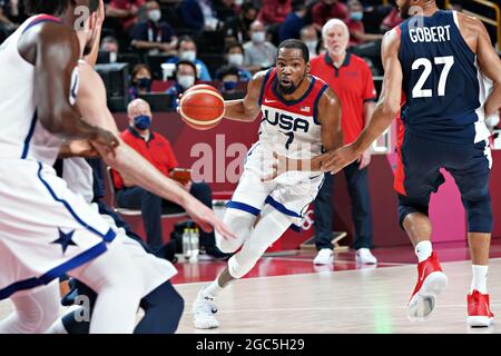 Tokio, Japan. August 2021. Die Vereinigten Staaten von Amerika leiten Kevin Durant #7, dribbelt um das französische Zentrum Rudy Gobert #27, während des Basketballfinals der Männer bei den Olympischen Spielen in Tokio, Japan, am Samstag, den 7. August 2021. Foto von Richard Ellis/UPI Credit: UPI/Alamy Live News Stockfoto