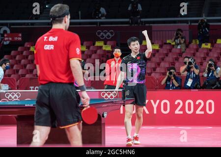 Long MA (CHN) feiert nach seinem Sieg in den Singles gegen Timo Boll (links) auf 3:0 und damit über den Gesamtsieg; Tischtennis, Team, Männer, Finale/Kampf um Gold China (CHN) - Deutschland (GER) 3: 0, das chinesische Team ist Olympiasieger, am 7. August 2021; Olympische Sommerspiele 2020, ab 23.07. - 08.08.2021 in Tokio/Japan. Stockfoto