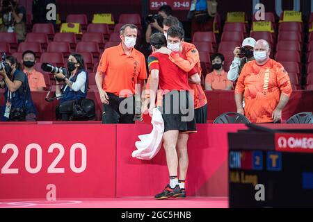 Diwithrij OVTCHAROV (GER) versucht Timo BOLL (GER) nach seiner Niederlage im Einzelkampf zu trösten; links ist Trainer Jörg (Jorg) ROSSKOPF (GER); Trost; Tischtennis, Mannschaft, Männer, Finale/Kampf um Gold China (CHN) - Deutschland (GER) 3: 0, das chinesische Team ist Olympiasieger, am 7. August 2021; Olympische Sommerspiele 2020, ab 23.07. - 08.08.2021 in Tokio/Japan. Stockfoto