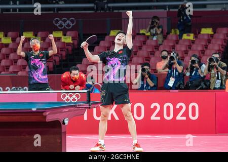 Long MA (CHN) feiert nach seinem Sieg in den Singles gegen Timo Boll (nicht im Bild) auf 3:0 und damit über den Gesamtsieg; Tischtennis, Team, Männer, Finale/Kampf um Gold China (CHN) - Deutschland (GER) 3: 0, das chinesische Team ist Olympiasieger, am 7. August 2021; Olympische Sommerspiele 2020, ab 23.07. - 08.08.2021 in Tokio/Japan. Stockfoto