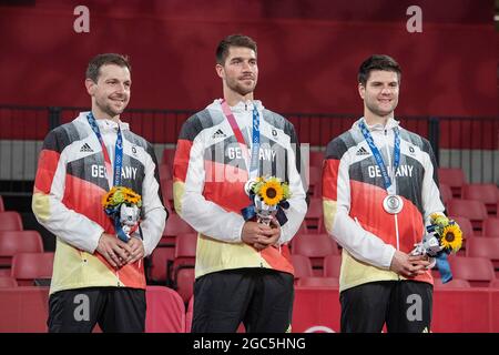 Das deutsche Team bei der Siegerehrung mit Silbermedaillen (von links nach rechts); Timo BOLL, Patrick FRANZISKA, Diwidrij OVTCHAROV; 2. Platz, Silber, Silbermedaille; Tischtennis, Mannschaft, Männer, Finale/Kampf um Gold China (CHN) - Deutschland (GER) 3: 0, das chinesische Team ist Olympiasieger, am 7. August 2021; Olympische Sommerspiele 2020, ab 23.07. - 08.08.2021 in Tokio/Japan. Stockfoto