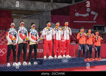 Die Teams der Medaillengewinnerinnen bei der Preisverleihung (von links nach rechts): Deutschland (GER, Silber, 2. Platz), China (CHN, Olympiasieger, Platz 1), Japan (JPN, 3. Platz, Bronze); Tischtennis, Team, Männer, Finale/Kampf um Gold China (CHN) - Deutschland (GER) 3: 0, das chinesische Team ist Olympiasieger, am 7. August 2021; Olympische Sommerspiele 2020, ab 23.07. - 08.08.2021 in Tokio/Japan. Stockfoto