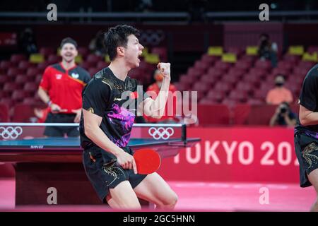 Long MA (CHN) feiert nach dem Doppelsieg; Tischtennis, Team, Männer, Finale/Kampf um Gold China (CHN) - Deutschland (GER) 3: 0, das chinesische Team ist Olympiasieger, am 7. August 2021; Olympische Sommerspiele 2020, ab 23.07. - 08.08.2021 in Tokio/Japan. Stockfoto