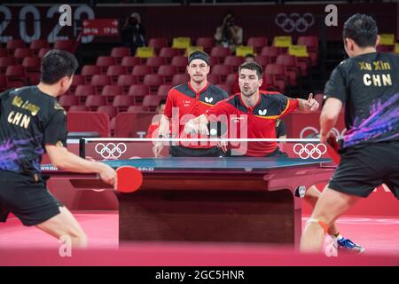 Der Deutsche Doppel Patrick FRANZISKA (Mi., r.)/Timo BOLL gegen Xin XU (CHN)/Long MA (CHN); Action, Spielszene; Tischtennis, Team, Männer, Finale/Kampf um Gold China (CHN) - Deutschland (GER) 3: 0, das chinesische Team ist Olympiasieger, am 7. August 2021; Olympische Sommerspiele 2020, ab 23.07. - 08.08.2021 in Tokio/Japan. Stockfoto