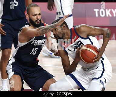 Tokio, Japan. August 2021. Kevin Durant, der US-Amerikaner, wird vom französischen Evan Fournier beim Basketball-Finale der Männer bei den Olympischen Spielen 2020 in Tokio am Samstag, den 7. August 2021, verteidigt. Japan. Die USA besiegten Frankreich und gewannen die Goldmedaille, 87-82. Foto von Mike Theiler/UPI Credit: UPI/Alamy Live News Stockfoto