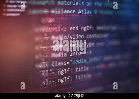 SEO-Optimierung. Moderne Technik. PHP-Syntax hervorgehoben. Schreiben von Programmierfunktionen auf dem Laptop. Stockfoto