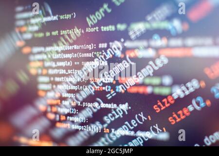Analyse der Serverprotokolle. Nahaufnahme Entwicklung von Programmier- und Codierungstechnologien. Entwickler arbeiten an Websites Codes im Büro. Stockfoto