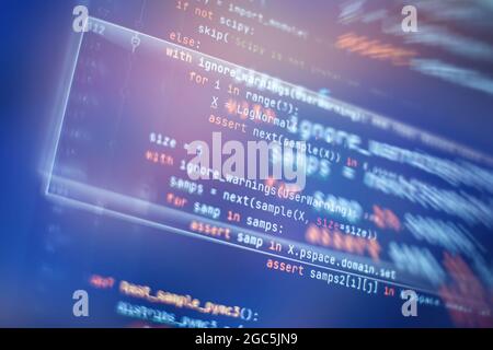 Analyse der Serverprotokolle. Nahaufnahme Entwicklung von Programmier- und Codierungstechnologien. Entwickler arbeiten an Websites Codes im Büro. Stockfoto
