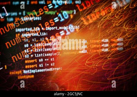 Analyse der Serverprotokolle. Nahaufnahme Entwicklung von Programmier- und Codierungstechnologien. Entwickler arbeiten an Websites Codes im Büro. Stockfoto