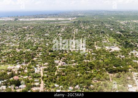 Luftaufnahme der Stadt Boca Chica in der Dominikanischen Republik Stockfoto