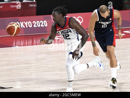 Tokio, Japan. August 2021. Der US-amerikanische Jrue Holiday (12) stiehlt den Ball vom französischen Evan Fournier im Basketball-Finale der Männer bei den Olympischen Spielen 2020 in Tokio, am Samstag, den 7. August 2021, Japan. Die USA besiegten Frankreich und gewannen die Goldmedaille, 87-82. Foto von Mike Theiler/UPI Credit: UPI/Alamy Live News Stockfoto