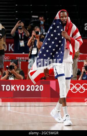 Tokio, Kanto, Japan. August 2021. Der US-amerikanische Stürmer Kevin Durant (7) feiert den Gewinn der Goldmedaille gegen Frankreich im Basketball-Goldmedaillenspiel der Männer während der Olympischen Sommerspiele 2020 in Tokio in der Saitama Super Arena. (Bild: © David McIntyre/ZUMA Press Wire) Bild: ZUMA Press, Inc./Alamy Live News Stockfoto