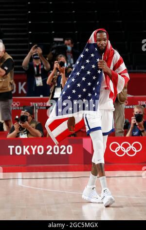 Tokio, Kanto, Japan. August 2021. Der US-amerikanische Stürmer Kevin Durant (7) feiert den Gewinn der Goldmedaille gegen Frankreich im Basketball-Goldmedaillenspiel der Männer während der Olympischen Sommerspiele 2020 in Tokio in der Saitama Super Arena. (Bild: © David McIntyre/ZUMA Press Wire) Bild: ZUMA Press, Inc./Alamy Live News Stockfoto