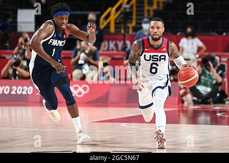 Saitama, Japan. August 2021. Basketball: Olympische Spiele, Frankreich - USA, Endrunde, Finale in der Saitama Super Arena. Frank Ntilikina (l) aus Frankreich und Damian Lillard aus den USA. Quelle: Swen Pförtner/dpa/Alamy Live News Stockfoto