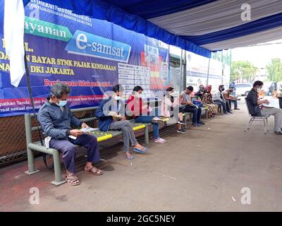 Editorial Photo, Indonesien, East Jakarta, Samsat Office, 06. August 2021, Personen in der Nähe von Bus Samsat Keliling, STNK, jährliche Steuer, One Stop Administration Stockfoto