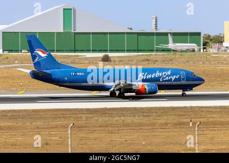 Bluebird Cargo Boeing 737-36E(SF) (Reg.: TF-BBG) Landebahn 31, mit einem ausgetauschten Nasenkonus und Steuerbordmotor-Verkleidung. Stockfoto