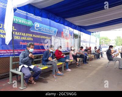 Editorial Photo, Indonesien, East Jakarta, Samsat Office, 06. August 2021, Personen in der Nähe von Bus Samsat Keliling, STNK, jährliche Steuer, One Stop Administration Stockfoto