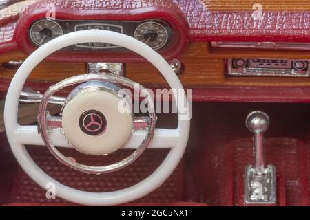 GENF, SCHWEIZ - 18. Jul 2021: Ein weißes Mercedes-Cabriolet mit rotem Interieur Stockfoto