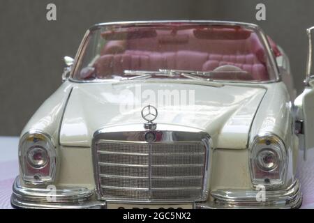 GENF, SCHWEIZ - 18. Jul 2021: Ein weißes Mercedes-Cabriolet im Retro-Stil Stockfoto