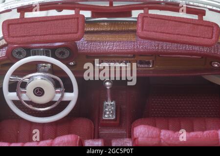 GENF, SCHWEIZ - 18. Jul 2021: Ein weißes Mercedes-Cabriolet mit rotem Interieur Stockfoto